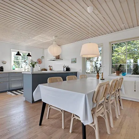 Stylish Two-level With Stunning Views Near 度假居