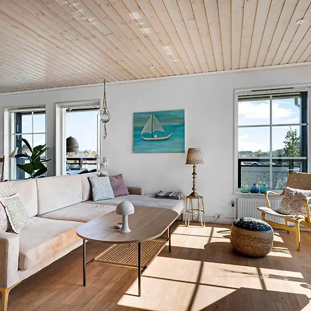 Stylish Two-level With Stunning Views Near 度假居